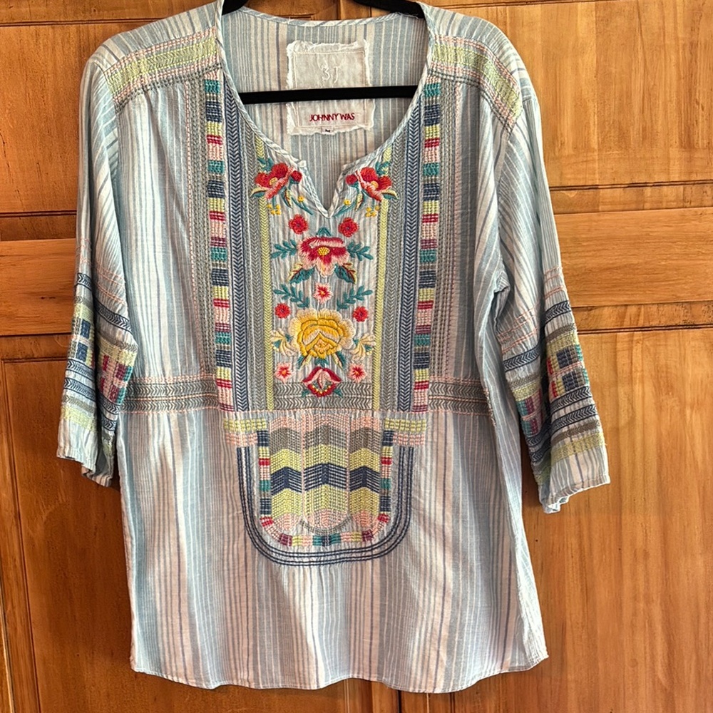 Johnny Was Gray and White embroidered Tunic 3/4 Sleeve